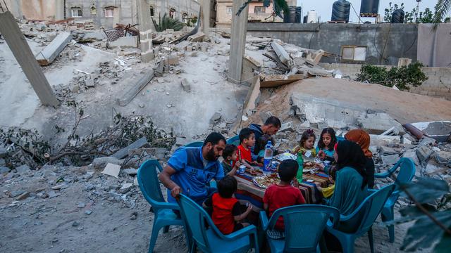 Potret Penduduk Gaza Berbuka Puasa di Tengah Reruntuhan Bangunan
