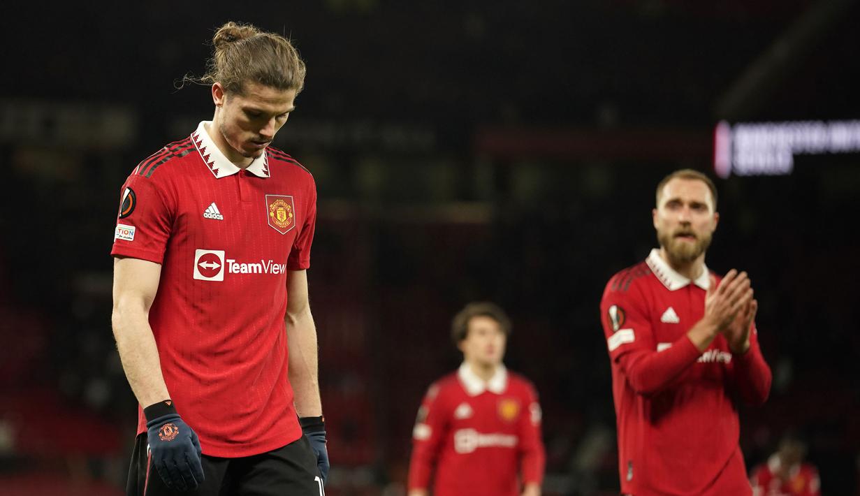 <p>Reaksi kecewa pemain Manchester United, Marcel Sabitzer (kiri) setelah bermain imbang 2-2 melawan Sevilla pada laga leg pertama perempat final Liga Europa 2022/2023 di Old Trafford, Manchester, Jumat (14/04/2023) dini hari WIB. Sabitzer sukses mencetak dua gol pada babak pertama namun disamakan melalui dua gol bunuh diri dari rekannya sendiri. (AP Photo/Dave Thompson)</p>