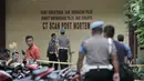Beberapa anggota kepolisian berjaga dekat gedung forensik RS Polri, Kramatjati, Jakarta Timur, Rabu (9/5). Penjagaan super ketat diberlakukan di mana jenazah korban kerusuhan rutan Mako Brimob Kelapa Dua dibawa ke RS Polri. (Merdeka.com/Iqbal S. Nugroho)