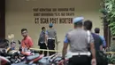 Beberapa anggota kepolisian berjaga dekat gedung forensik RS Polri, Kramatjati, Jakarta Timur, Rabu (9/5). Penjagaan super ketat diberlakukan di mana jenazah korban kerusuhan rutan Mako Brimob Kelapa Dua dibawa ke RS Polri. (Merdeka.com/Iqbal S. Nugroho)
