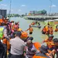 Personel Polres Kudus, TNI, BPBD dan instansi terkait serta relawan membantu proses evakuasi warga Karanganyar di barak pengungsian di perbatasan Kudus dan Demak. (Liputan6.com/Arief Pramono)