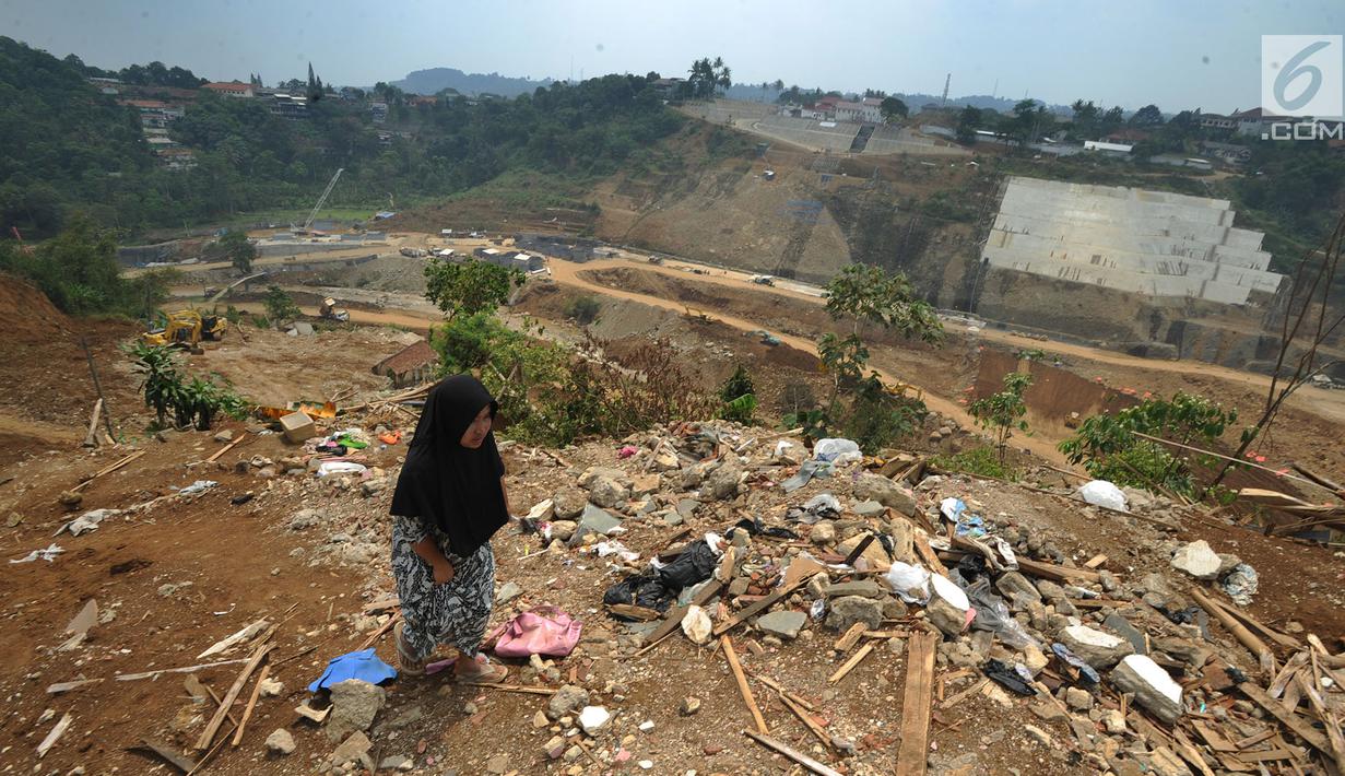 Warga berjalan proyek pembangunan Bendungan Ciawi di Desa Gadog, Bogor, Jawa Barat, Kamis (22/08/2019). Bendungan Ciawi tidak akan digenangi dengan membendung aliran sungai, tetapi berfungsi menampung air saat curah hujan tinggi. (Merdeka.com/Arie Basuki)