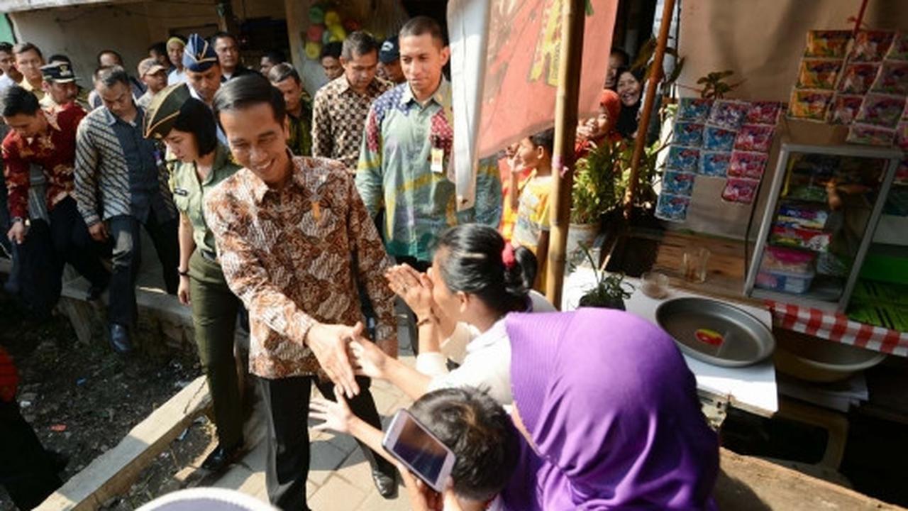 Presiden Jokowi bagi-bagi sembako di Kedoya