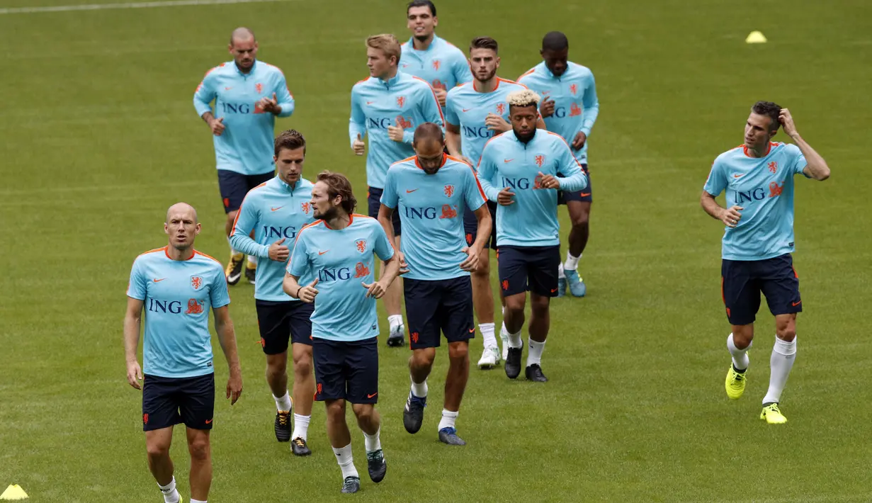 Pemain Manchester United, Daley Blind (3kiri) ikut berlatih bersama timnas Belanda di Stade de France stadium, Saint Denis, (30/8/2017). Belanda akan melawan Prancis pada kualifikasi grup A Piala Dunia 2018. (AP/Christophe Ena)