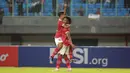 Pemain Timnas Indonesia U-19, Ronaldo Kwateh (kanan) bersama Arkhan Fikri merayakan gol yang dicetaknya ke gawang Brunei Darussalam dalam laga penyisihan Grup A Piala AFF U-19 2022 antara Indonesia menghadapi Brunei Darussalam di Stadion Patriot Candrabhaga, Bekasi, Senin (4/7/2022). (Bola.com/M. Iqbal Ichsan)