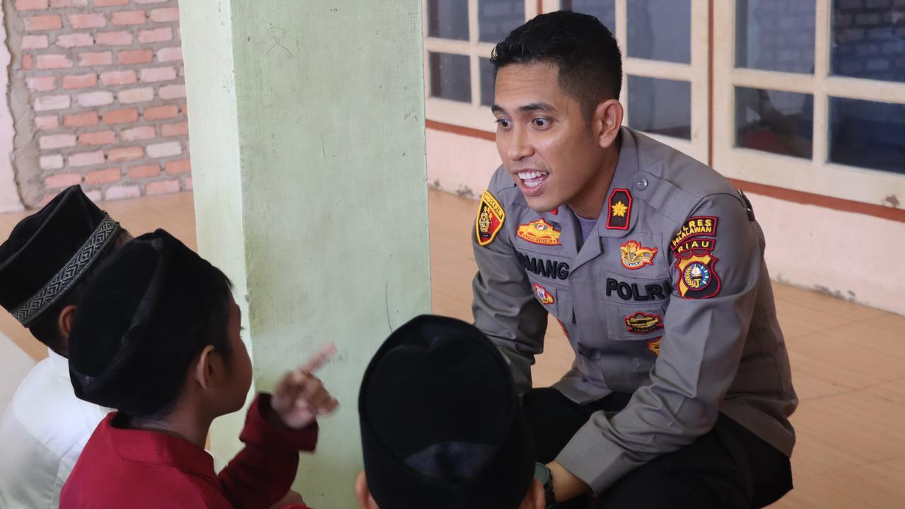 Pencoblosan Pilkada Semakin Dekat, Personel Polri Rutin Datangi Warga