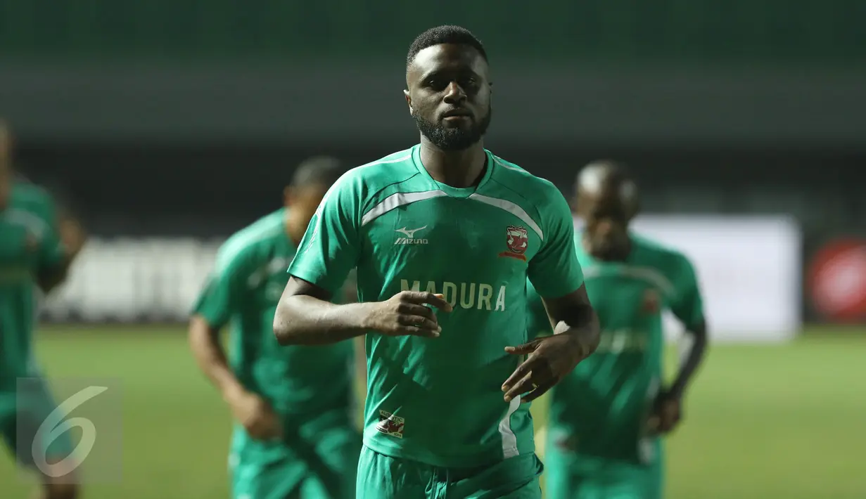 Pemain bintang baru Madura United, Boubacar Sanogo saat berlatih jelang laga melawan Persija di Stadion Patriot Candrabhaga, Bekasi, Rabu (3/5). Madura United akan melawan Persija, Kamis (4/5). (Liputan6.com/Helmi Fithriansyah)