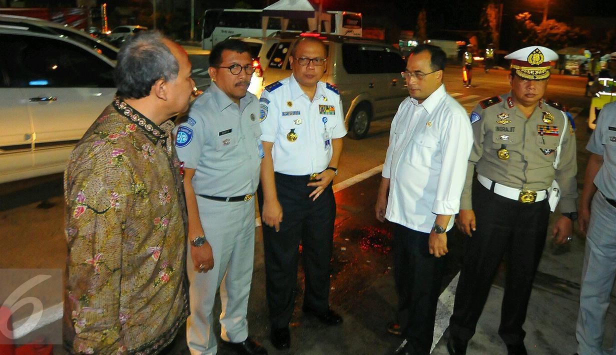 Menhub Budi Karya Sumadi berbincang dengan jajaran Dinas Perhubungan, Jasa Marga dan Kepolisian ketika meninjau meninjau kesiapan jelang Natal dan Tahun Baru di pintu keluar tol Brebes Timur atau Brexit Jumat (23/12). (Liputan6.com/Angga Yuniar)