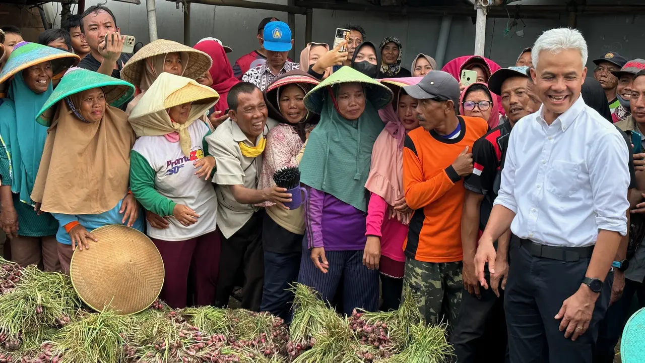 Ganjar Pranowo bertemu para petani di Brebes, Jawa Tengah, Rabu (10/1/2024).