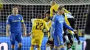 Dua pemain Chelsea, Frank Lampard dan Fernando Torres tampak kecewa setelah ditaklukkan Corinthians dalam laga final Piala Dunia Antar-klub 2012 di Yokohama Stadium, Jepang (16/12/2012). Chelsea yang berstatus juara Liga Champions 2011/2012 langsung berlaga di babak semifinal Piala Dunia Antar-klub 2012. Lolos ke final setelah menang 3-1 atas Monterrey, Chelsea akhirnya takluk 0-1 dari Corinthians. Chelsea menjadi klub Eropa terakhir yang gagal juara, karena mulai edisi 2013 hingga 2022 selalu dijuarai oleh wakil Eropa. (AFP/Toshifumi Kitamura)