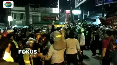 Bentrokan antara ojek online dan ojek pangkalan di Bandung semakin meluas. Hingga Jumat (27/7) tengah malam, situasi di kawasan Bojongsoang, Bandung, masih mencekam.