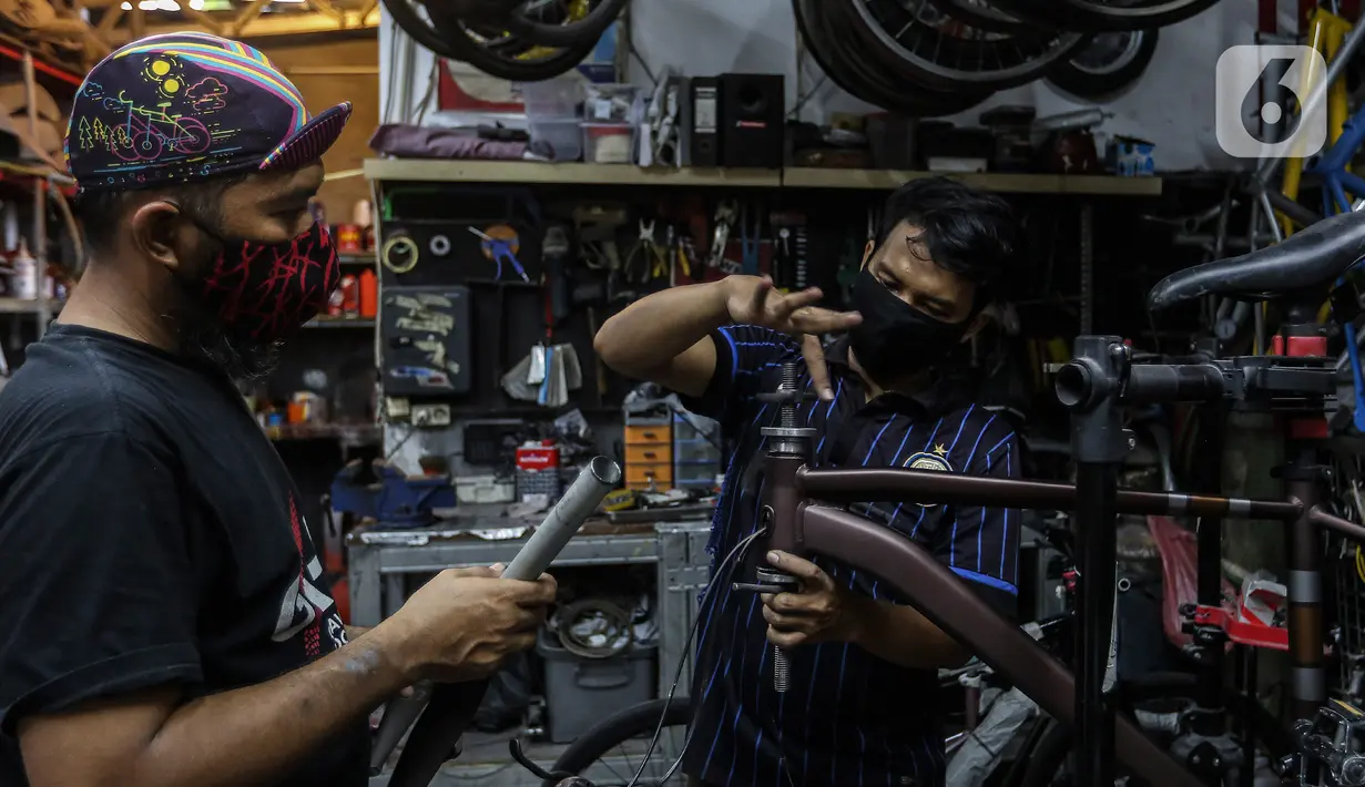 Pekerja Recycle Painting mengerjakan restorasi sepeda di Workshopnya kawasan bintaro, Jakarta, Sanin (1/3/2021). Harga restorasi bervariasi dengan harga 500.000 ribu sampai 2.500.000 ribu rupiah, tergantung tingkat kesulitan dan permintaan orang yang akan merestorasi. (Liputan6.com/Johan Tallo)