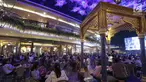 Suasana waktu berbuka puasa atau ngabuburit di Avenue of The star Lippo Mall Kemang, Jakarta, Sabtu (26/5). Lippo Mall Indonesia menggelar rangkaian kegiatan Ramadan yang mengusung tema Pesona Ramadan. (Liputan6.com/Fery Pradolo)