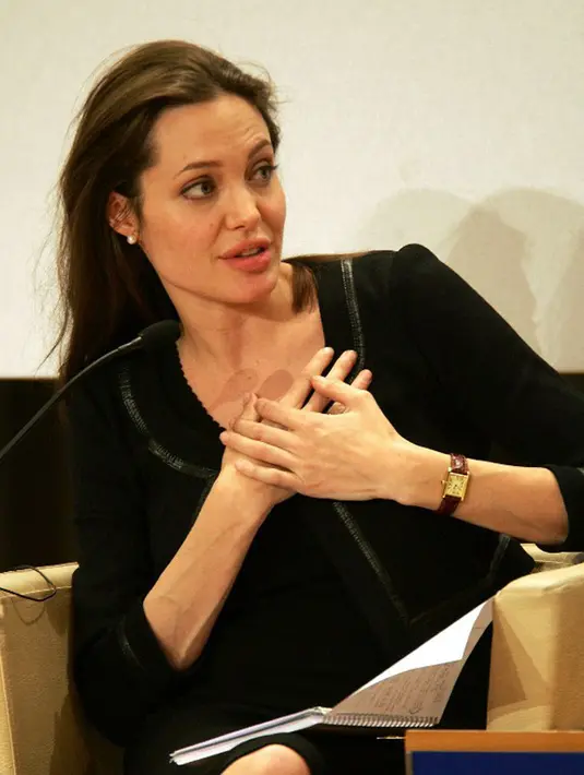 Melansir Ace Showbiz, seorang sumber mengatakan bahwa Jolie kini tengah membuka lingkaran pergaulan dengan siapapun, termasuk dengan mantan suaminya yang satu ini. (AFP/Bintang.com)