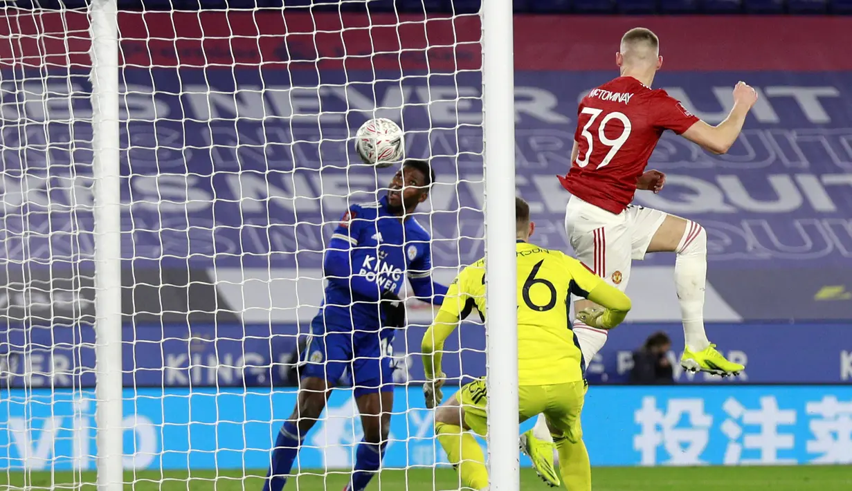 Striker Leicester City, Kelechi Iheanacho (kiri) melepaskan sundulan yang berbuah gol ketiga timnya ke gawang Manchester United dalam laga perempatfinal Piala FA 2020/2021 di King Power Stadium, Minggu (21/3/2021). Leicester menang 3-1 atas Manchester United. (AP/Ian Walton/Pool)