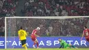 Penjaga gawang timnas Indonesia erlibat duel udara dengan pemain Malaysia saat laga kedua Grup A FIFA ASEAN Cup 2026 di Stadion Utama Gelora Bung Karno (SUGBK), Jakarta, Senin (28/9/2026). Pertandingan Indonesia vs Malaysia berakhir imbang tanpa gol 0-0. (KLY/Budy Santoso)