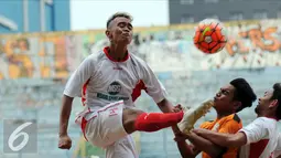 Dua pemain Persipasi Bandung Raya (PBR) menjepit pemain Villa 2000 saat laga uji coba di StadionLebakBulus Jakarta, Sabtu (22/8/2015). Uji tanding ini merupakan persiapan PBR menghadapi turnamen Piala Presiden 2015. (Liputan6.com/Helmi Fithriansyah)