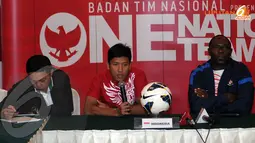 Pemain Timnas Indonesia, Ahmad Bustomi (tengah) menegaskan pertandingan melawan Kyrgyzstan akan menjadi tolok ukur untuk menghadapi timnas China pada 15 November 2013 mendatang (Liputan6.com/Helmi Fithriansyah)