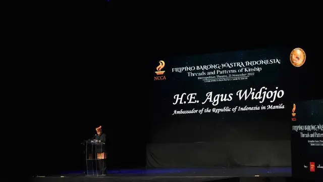 Duta Besar Indonesia untuk Filipina Agus Widjojo di pameran busana “Filipino Barong-Wastra Indonesia: Thread and Pattern of Kinship” . (Dokumentasi KBRI Manila)