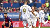 Pemain Real Madrid, Luka Modric bersama Karim Benzema merayakan gol ke gawang Osasuna pada laga La Liga di Stadion El Sadar, Minggu (9/2/2020). Real Madrid menang 4-1 atas Osasuna. (AP/Alvaro Barrientos)