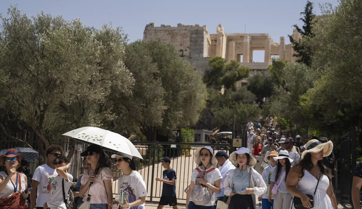 Acropolis, yang mengalami peningkatan besar dalam jumlah pengunjung dalam beberapa bulan terakhir, biasanya buka mulai pukul 08.00 hingga 20.00 setiap hari. (AP Photo/Petros Giannakouris)