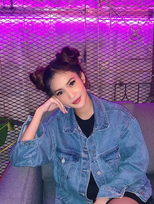 Sebelumnya Laras pernah memiliki hubungan dengan Julian Jacob, yang saat ini tengah bersama dengan Marion Jola. Hubungan Laras dan Jacob harus berhenti di tengah jalan ketika keduanya sudah menjalani selama 1 tahun lebih. (Liputan6.com/larasyerinita)