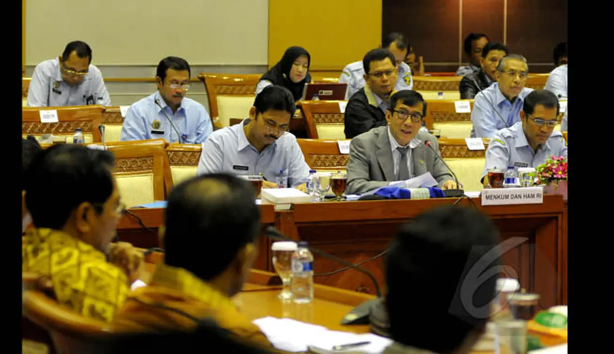 Menteri Hukum dan HAM Yasonna H Laoly memberi penjelasan pada rapat kerja dengan Komisi III DPR di ruang rapat Komisi III DPR, Senayan, Jakarta, Rabu (21/1/2015). (Liputan6.com/Andrian M Tunay)