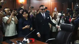 Teradu kasus dugaan pelanggaran kode etik anggota Dewan Perwakilan Rakyat (DPR), Ahmad Sahroni (kanan) bersiap mengikuti sidang pembacaan putusan kasus dugaan pelanggaran kode etik di Mahkamah Kehormatan Dewan (MKD), Kompleks Parlemen, Senayan, Jakarta, Rabu (5/11/2025). Mahkamah Kehormatan Dewan (MKD) memutuskan bahwa Ahmad Sahroni terbukti melanggar kode etik dan menjatuhkan hukuman non aktif selama 6 bulan. Penonaktifan Ahmad Sahroni dihitung sejak penonaktifan yang bersangkutan sebagaimana keputusan DPP Partai Nasdem.(merdeka.com/Arie Basuki)