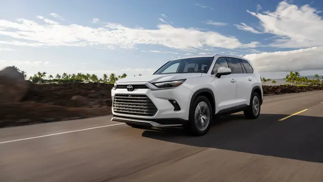 Toyota Grand Highlander 2027 Melaju di Jalan Raya