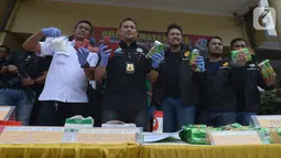 Kasat Narkoba Polres Metro Jakarta Barat Ajun Komisaris Besar Polisi (AKBP) Erick Frendriz berserta jajaran menunjukkan barang bukti saat rilis kasus narkoba jenis sabu dan happy-5 di Polres Jakarta Barat, Kamis (31/10/2019). (merdeka.com/Imam Buhori)