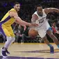 Center Charlotte Hornets Dwight Howard (kanan) melewati forward Los Angeles Lakers Larry Nance Jr pada laga NBA di Staples Center, Jumat (5/1/2018) atau Sabtu (6/1/2018) WIB. (AP Photo/Mark J. Terrill)
