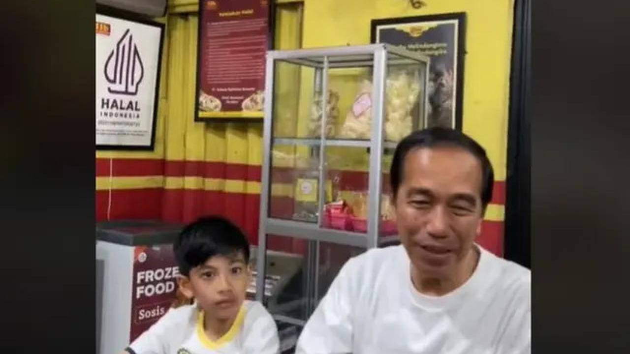 Hari Kedua Pensiun, Jokowi Asyik Makan di Warung Soto Bareng Iriana