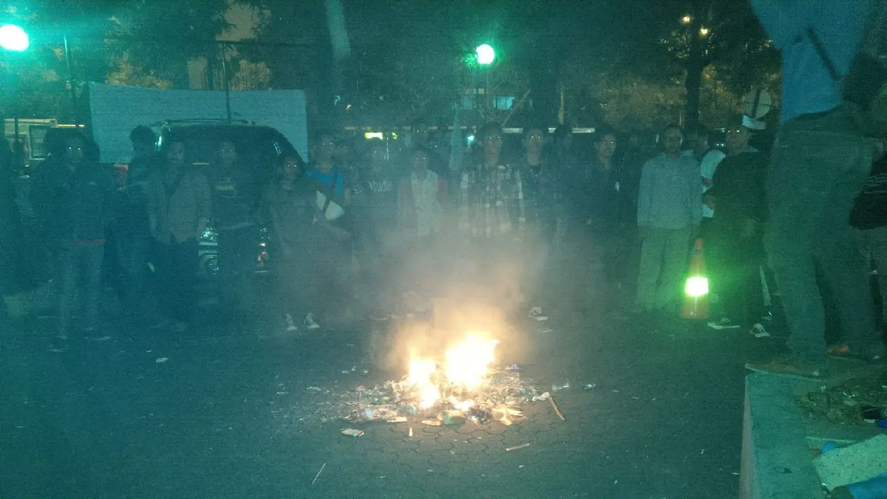 Demo Sidang Anas, Massa HMI Bakar Sampah di PN Tipikor