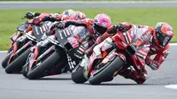 Pembalap Aprilia Racing, Aleix Espargaro, membuntuti pembalap Ducati Lenovo Team, Francesco Bagnaia, yang berada di posisi terdepan saat balapan MotoGP Inggris di Sirkuit Silverstone, Minggu (06/08/2023). Aleix Espargaro sukses memenangkan balapan dengan catatan waktu 40 menit 40.367 detik. (AP Photo/Rui Vieira)