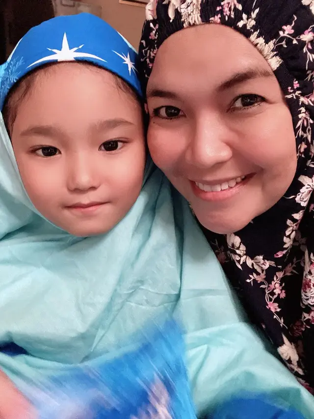 Penuh Kasih Sayang, Ini 6 Momen Kebersamaan Umi Kalsum dan Anak Ayu Ting Ting