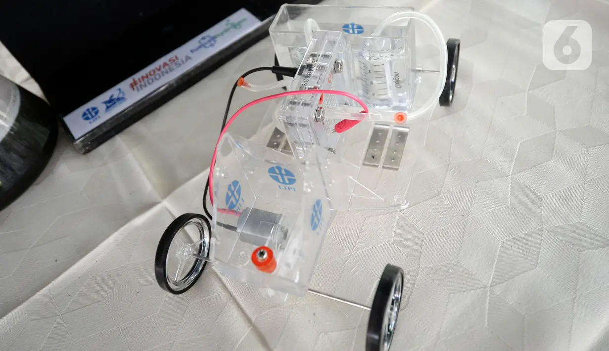 Peneliti dari LIPI menunjukkan cara kerja mobil hidrogen atau fuel cell di Puspitek Serpong, Tangerang Selatan, Senin (14/12/2020). Dalam penelitiannya LIPI memamerkan cara kerja mobil bertenaga hidrogen yang dapat diubah menjadi energi listrik yang dapat menggerakkan motor (merdeka.com/Dwi Narwoko)