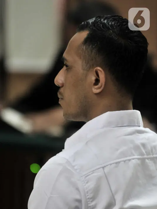 Salah satu terdakwa kasus penyiraman Novel Baswedan menjalani sidang perdana di Pengadilan Negeri Jakarta Utara, Kamis (19/3/2020). Dua terdakwa, yakni Ronny Bugis dan Rahmat Kadir Mahulete menjalani sidang dengan agenda pembacaan dakwaan oleh JPU. (merdeka.com/Iqbal Nugroho)