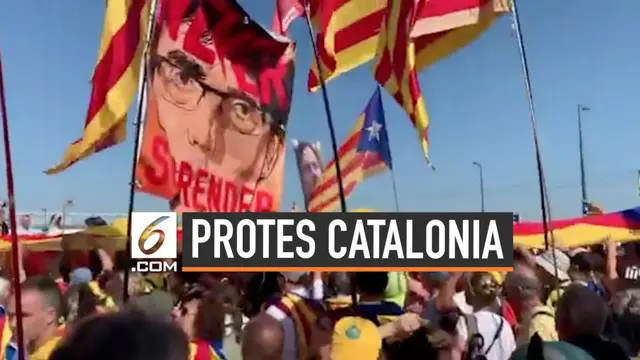 Sejumlah warga pendukung Catalonia berdemonstrasi di depan gedung Parlemen Uni Eropa sebagai dukungan terahadap Carles Puigdemont.