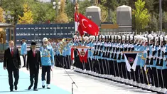 Presiden Joko Widodo (Jokowi) bersama Presiden Turki Recep Tayyip Erdogan melakukan pemeriksaan pasukan kehormatan pada upacara kenegaraan di Kompleks Kepresidenan Turki, Ankara, Kamis (6/7). Ini kunjungan pertama kalinya Jokowi ke Turki (ADEM ALTAN/AFP)