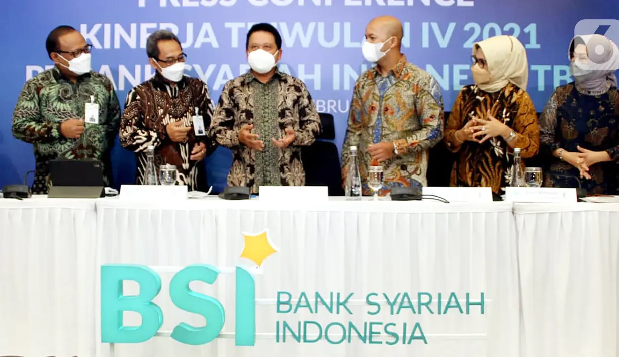 Jajaran Direksi BSI berbincang di sela-sela Pemaparan Kinerja BSI Triwulan IV Tahun 2021 di Jakarta, Rabu (2/02/2022). Perolehan kinerja positif sejalan dengan konsistensi BSI dalam membangun pondasi, tranformasi digital dan pengembangan ekosistem halal di Indonesia. (Liputan6.com/HO/BSI)