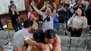 Beberapa pendukung dari Ilham Arief Sirajuddin mensyukuri keputusan praperadilan di Pengadilan Negeri Jakarta Selatan, Selasa (12/05/2015). Hakim tunggal Upiek Kartikawati mengabulkan gugatan praperadilan tersebut. (Liputan6.com/Andrian M Tunay)