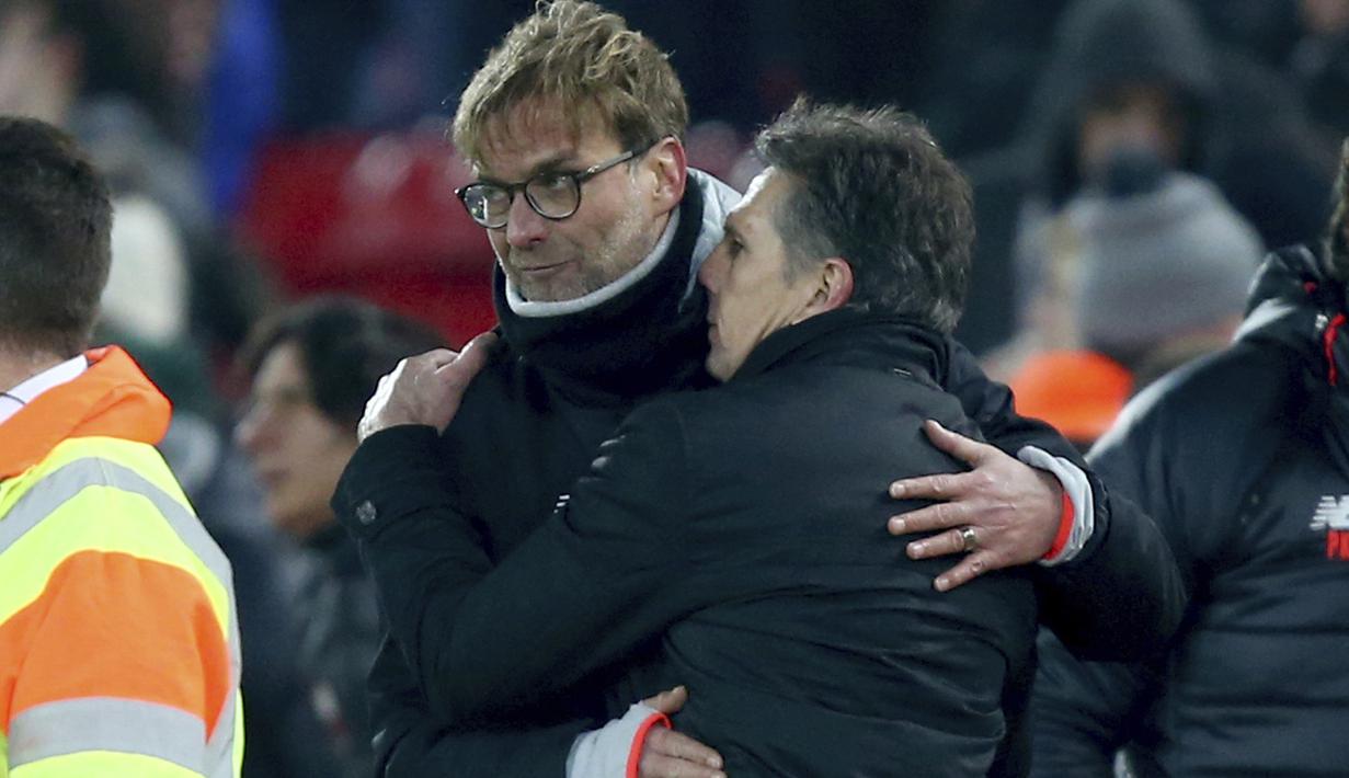 Pelatih Liverpool, Juergen Klopp dan pelatih Southampton saling berpelukan usai laga semifinal leg kedua Piala Liga Inggris di Anfield stadium, Liverpool (25/1/2017). Liverpool kalah 0-1. (AP/Dave Thompson)