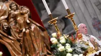 Paus Fransiskus memimpin misa Malam Natal di Basilika Santo Petrus, Vatikan, Selasa (24/12/2019). Paus Fransiskus memberikan khotbahnya seputar makna spiritual dan pribadi mengenai malam saat Yesus dilahirkan di Betlehem. (Alberto PIZZOLI / AFP)