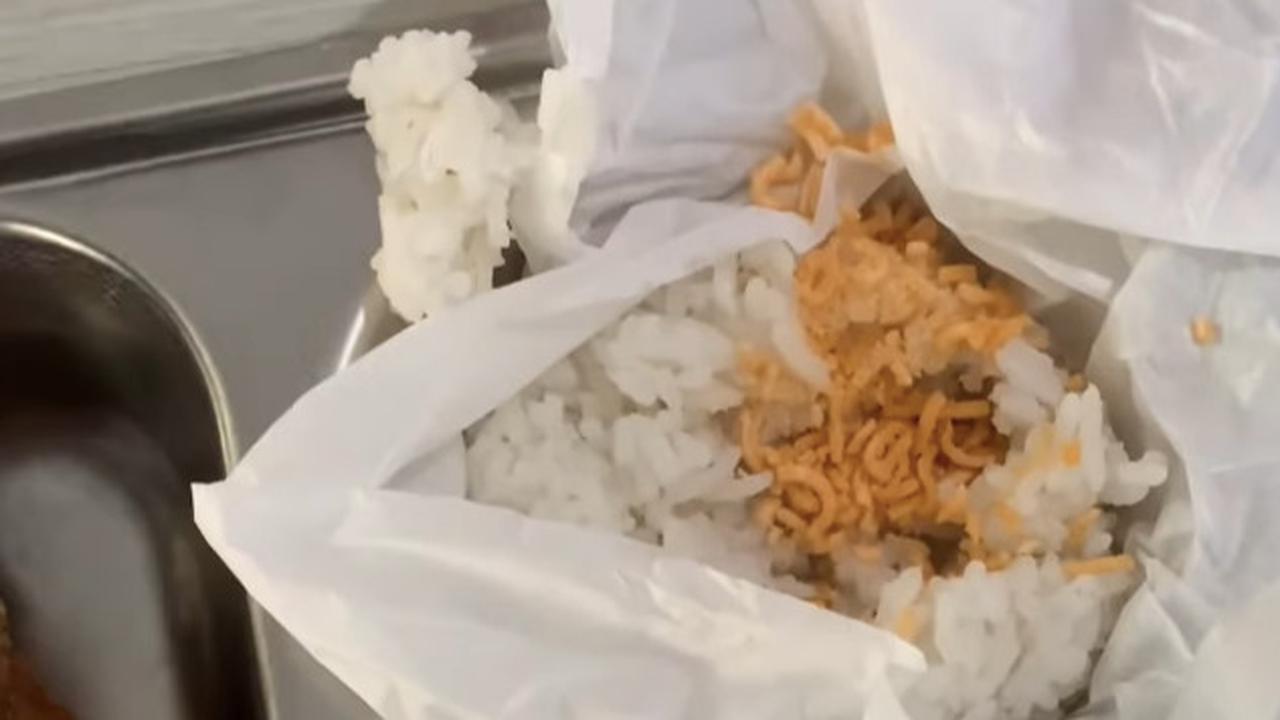 Dapat Makan Bergizi Gratis Siswa Tak Mau Makan Ayam, Pilih Campur Nasi dengan Mie Kremes