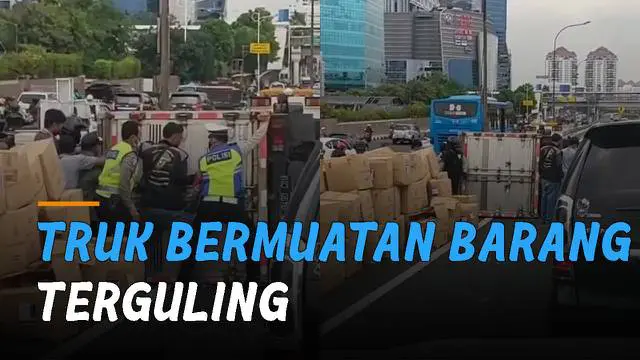 Nampak juga banyak kardus besar berisikan barang yang jatuh berserakan di jalan.