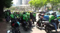 Puluhan pengemudi ojek online, Go-Jek menyerbu Kantor Kementerian Kesehatan (Kemenkes), Jalan HR Rasuna Said, Kuningan.