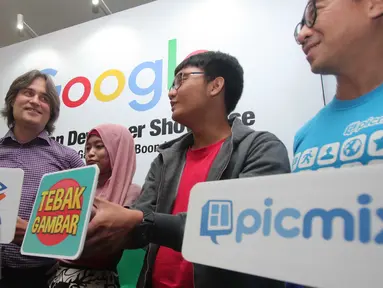 Vice President, Developer Products Group, Google Jason Titus (kiri) bersama dengan Founder pembuat Game dalam Google Aplikasi di Jakarta, Kamis (10/12/2015). (Liputan6.com/Angga Yuniar)