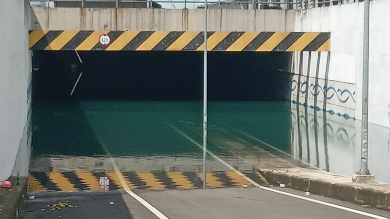 Viral Air Banjir di Bekasi Bening Seperti Kolam Renang, Warga Ramai-Ramai Berenang