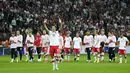 Penyerang Polandia, Robert Lewandowski dan rekan-rekannya menyapa suporter usai bertanding melawan Inggris pada kualifikasi grup I Piala Dunia 2022 di stadion Narodowy di Warsawa (9/9/2021).  Inggris bermain imbang dengan Polandia 1-1. (AP Photo/Czarek Sokolowski)