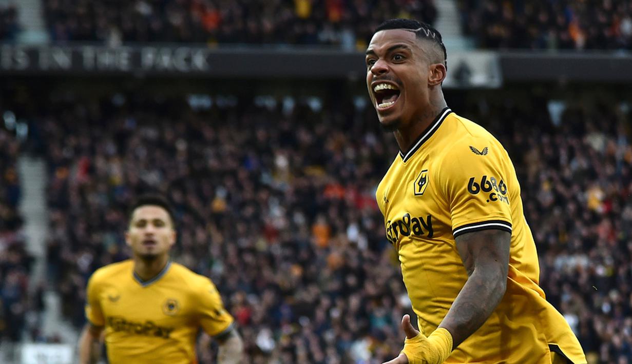 Pemain Wolverhampton Wanderers Mario Lemina merayakan gol ke gawang Chelsea pada pertandingan sepak bola Liga Inggris di Stadion Molineux, Wolverhampton, Inggris, Minggu (24/12/2023). (AP Photo/Rui Vieira)
